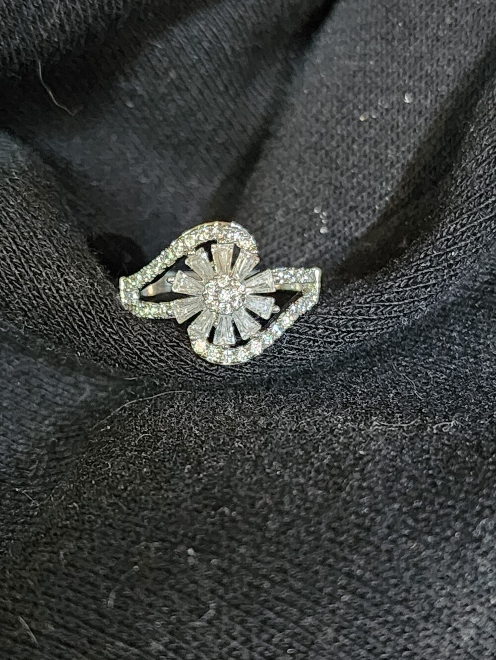 Gorgeous Daisy Fashion Ring w Baguette CZ in Silver Tone, Size 8.5-9